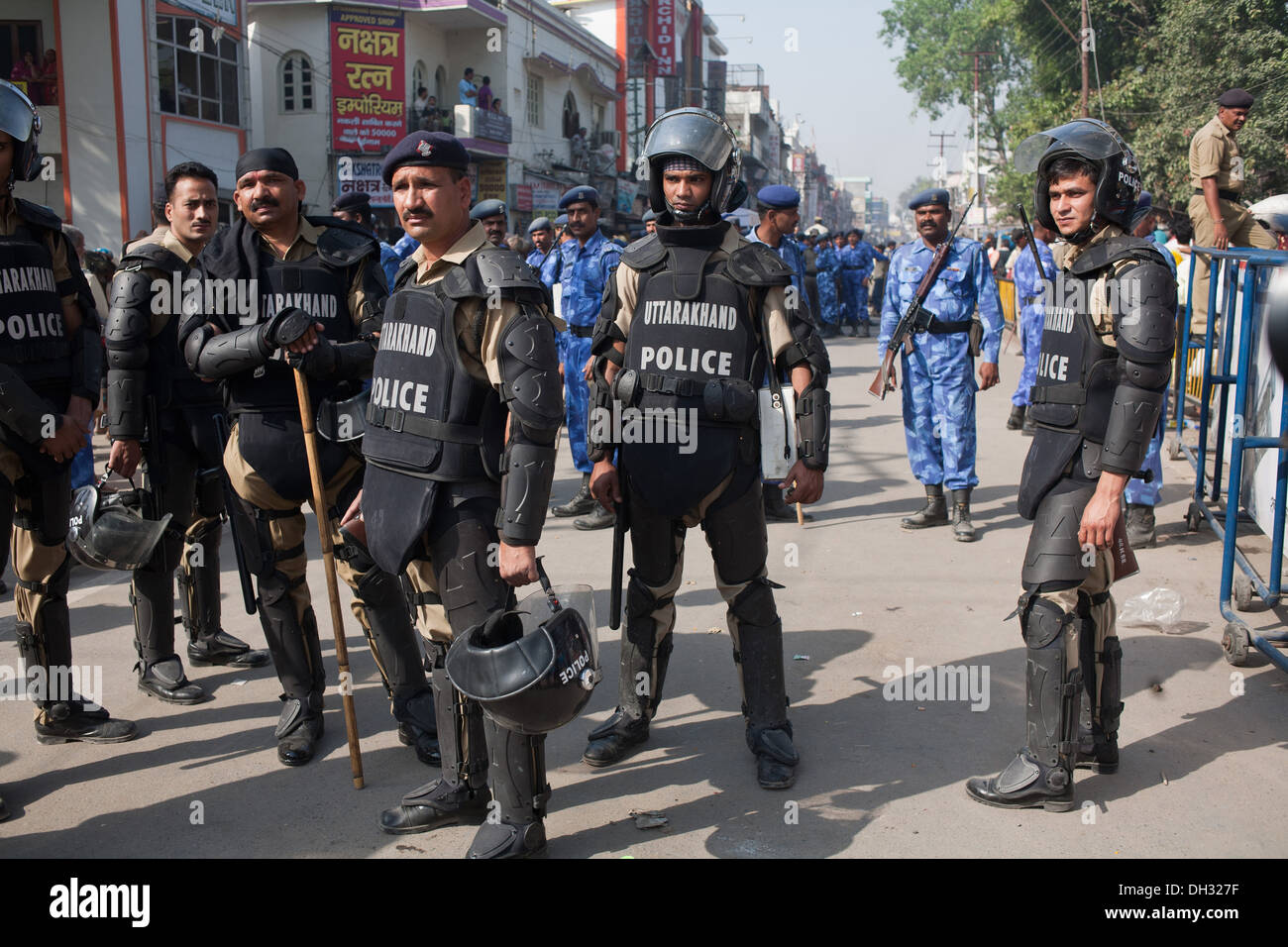 La polizia di sicurezza uomini sul dovere Kumbh fair Haridwar Uttarakhand India Asia Foto Stock