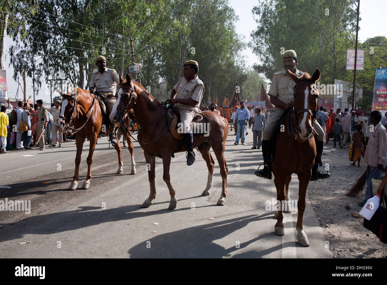 Di sicurezza montati su uomini di polizia su cavalli Haridwar Uttarakhand India Asia Foto Stock