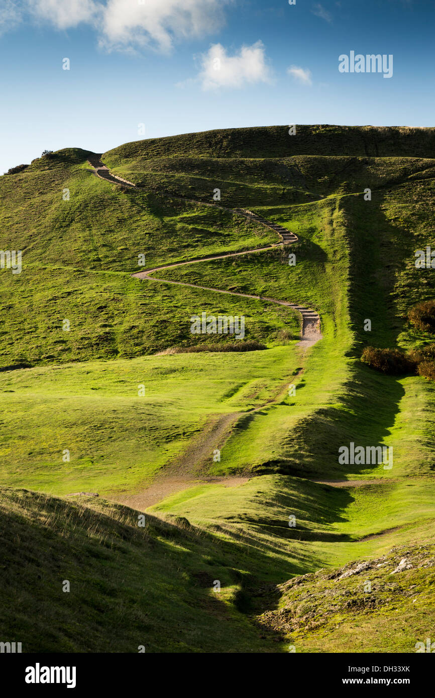 Passi che conducono fino a un'età del ferro hill fort sull'Herefordshire Beacon, Malvern Hills, Worcestershire, Inghilterra Foto Stock