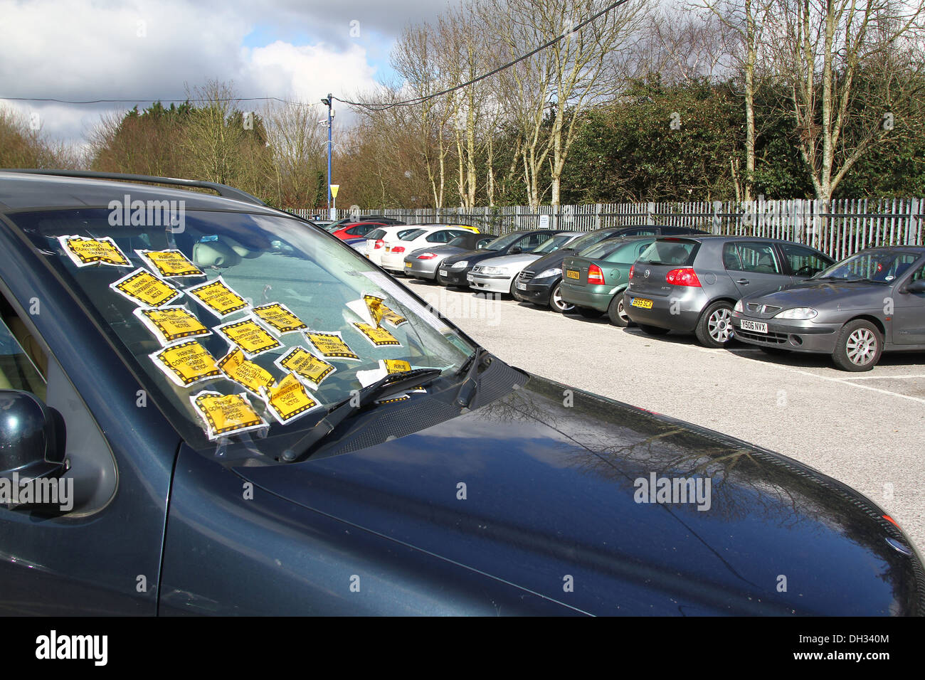 Un illegalmente auto parcheggiata con più i biglietti per il parcheggio Foto Stock