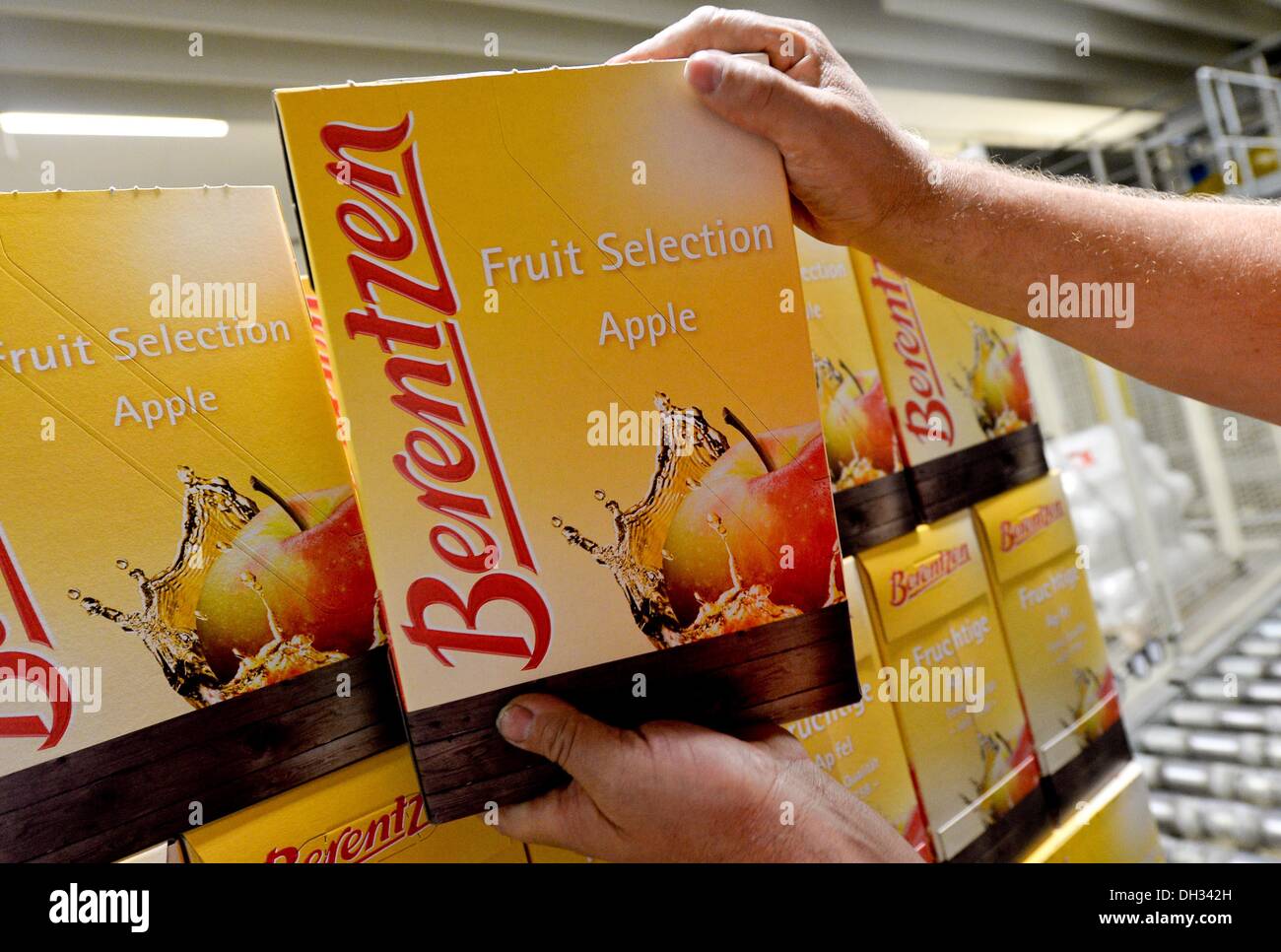 Minden, Germania. 29 ott 2013. Un dipendente pack di casse di Apfelkorn Berentzen presso la fabbrica del gruppo Berentzen di Minden, Germania, 29 ottobre 2013. Foto: PETER STEFFEN/dpa/Alamy Live News Foto Stock