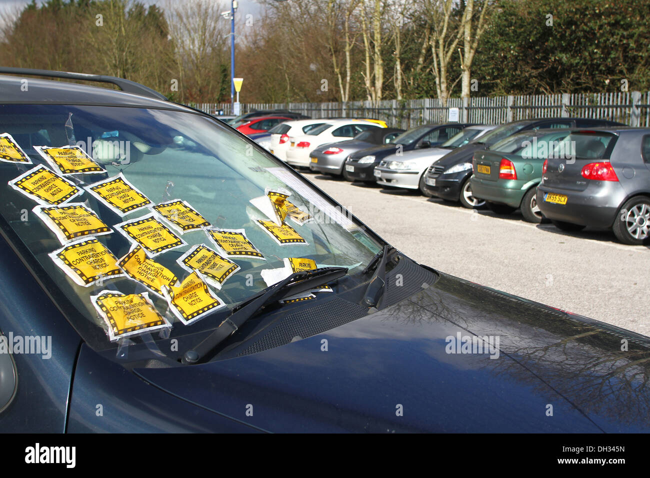Un illegalmente auto parcheggiata con più i biglietti per il parcheggio Foto Stock