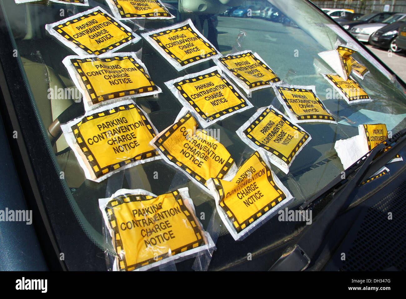 Un illegalmente auto parcheggiata con più i biglietti per il parcheggio Foto Stock
