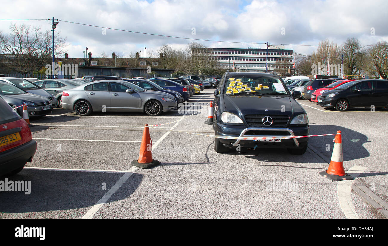 Un illegalmente auto parcheggiata con più i biglietti per il parcheggio Foto Stock