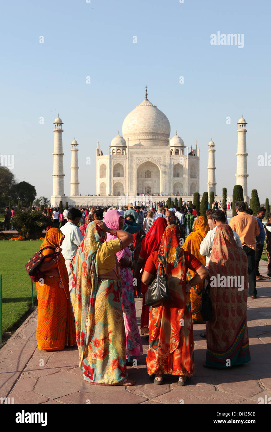 Il gruppo di donne indiane di fronte al Taj Mahal, Agra, Uttar Pradesh, India, Asia Foto Stock