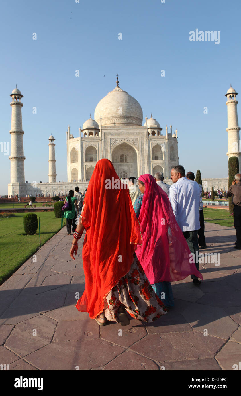 Le donne indiane di fronte al Taj Mahal, Agra, Uttar Pradesh, India, Asia Foto Stock