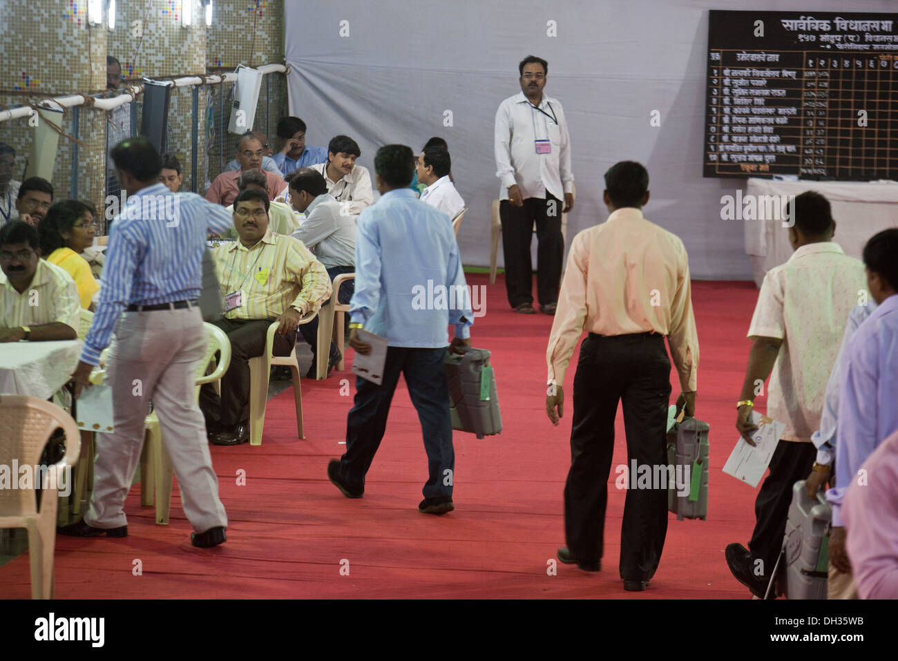 Elezione dovere funzionari con macchine di voto elettronico in centri di conteggio Mumbai Maharashtra India Asia Foto Stock