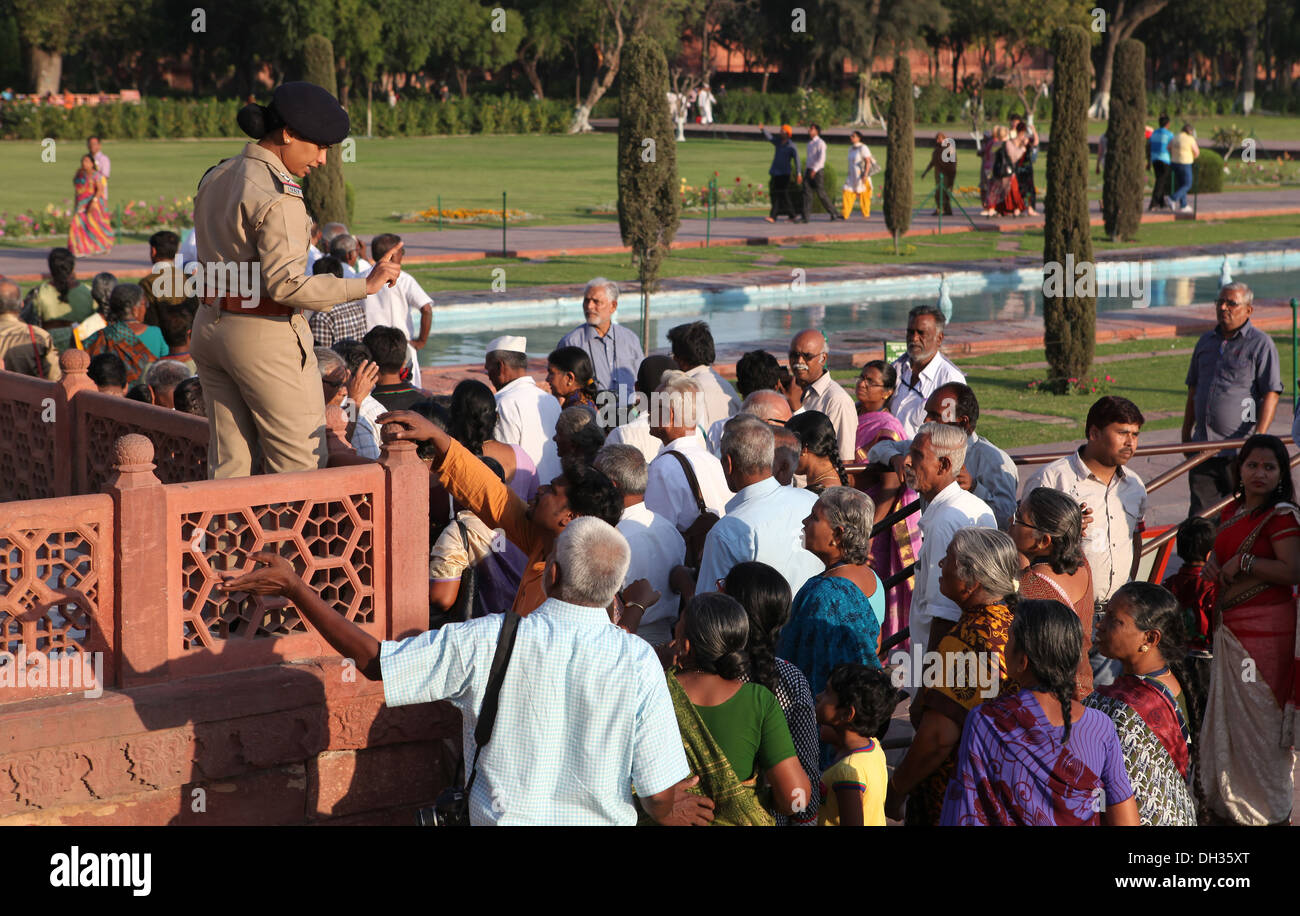 Sicurezza femmina al Taj Mahal, Agra, Uttar Pradesh, India, Asia Foto Stock