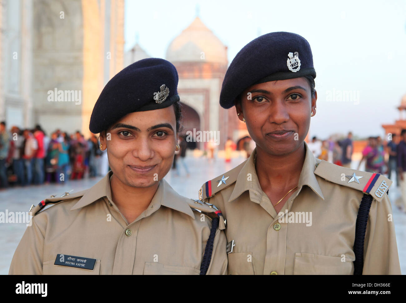 Due guardie di sicurezza in uniforme di fronte al Taj Mahal, Agra, Uttar Pradesh, India, Asia Foto Stock