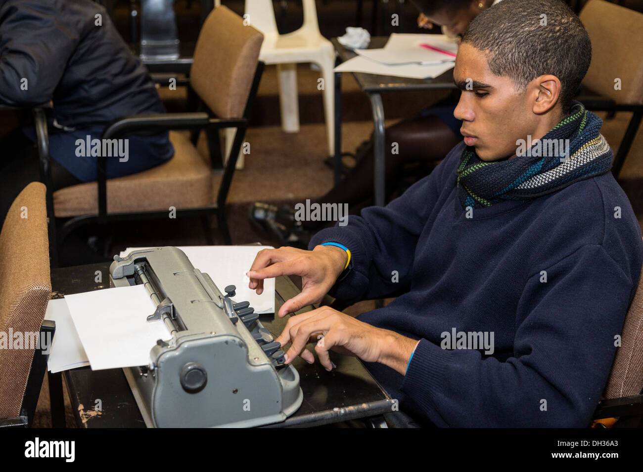 Sud Africa, Cape Town. Studente cieco digitando su un motore Perkins Brailler. Athlone scuola per ciechi. Foto Stock