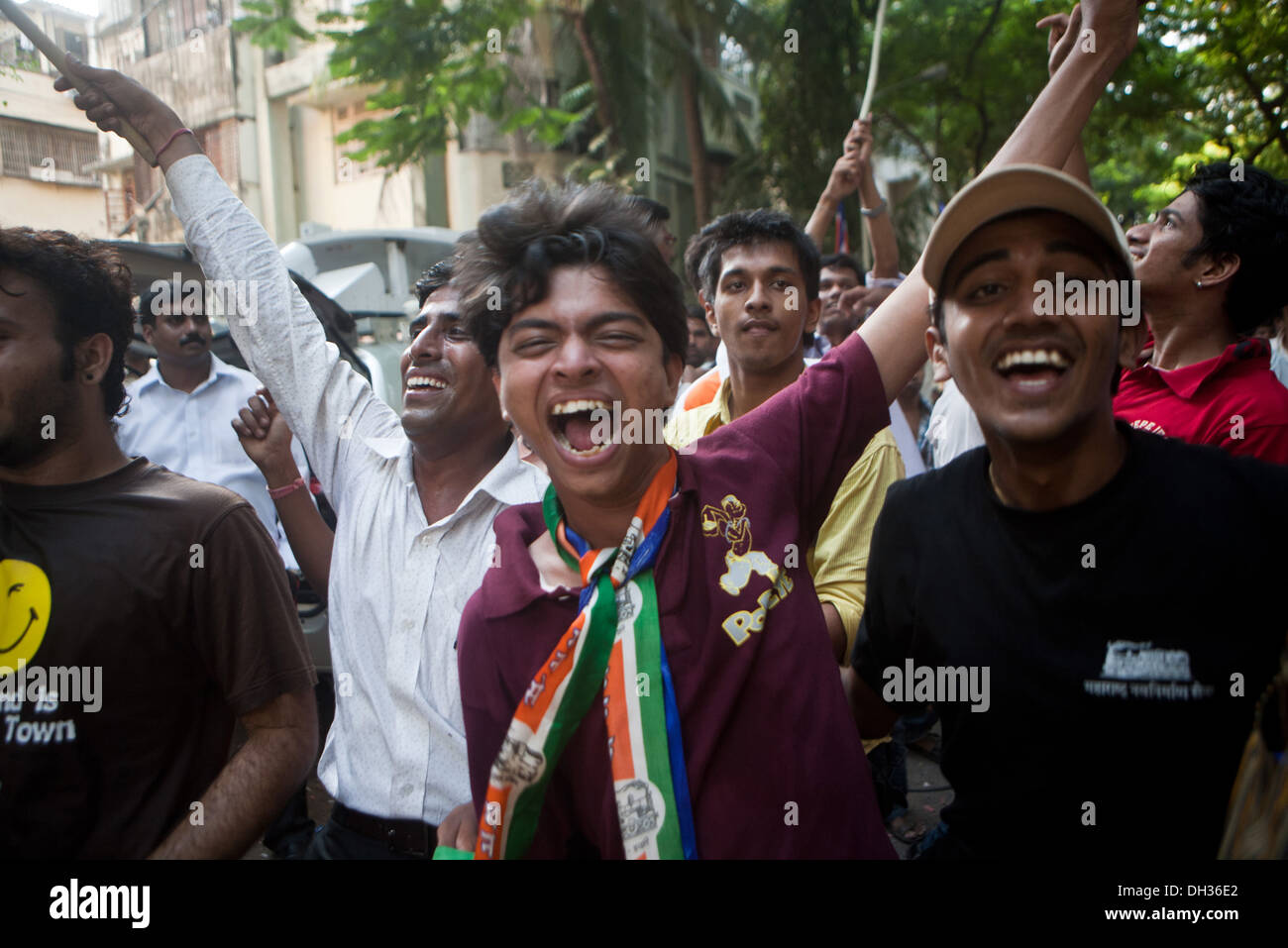 Gli uomini sostenitori celebrando la vittoria di elezione candidato politico Mumbai Maharashtra India Asia Foto Stock