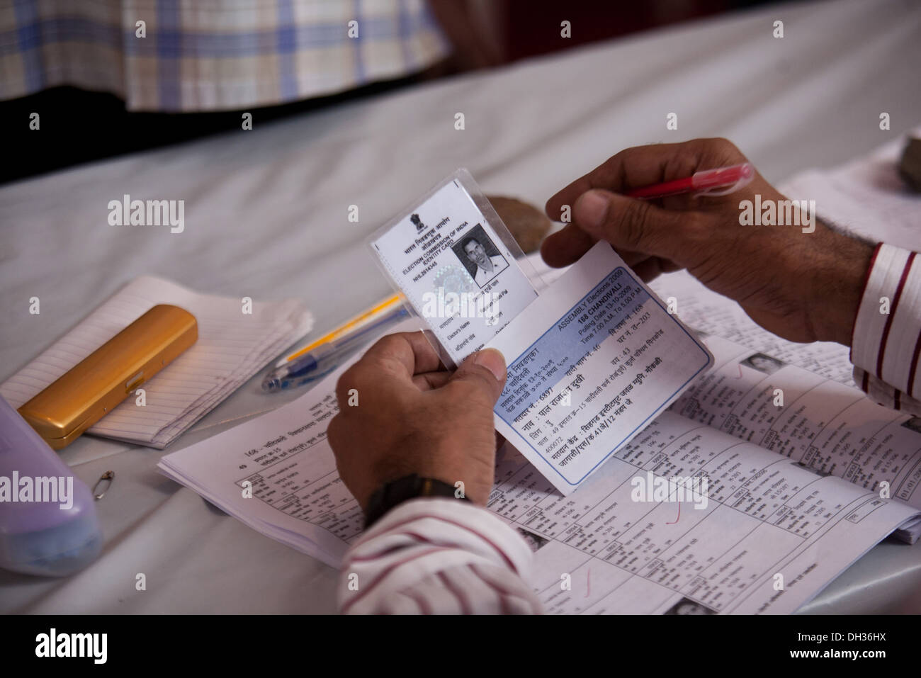 Scrutinio ufficiale che controlla il nome degli elettori per le elezioni Bombay Mumbai Maharashtra India Asia indiano asiatico Foto Stock
