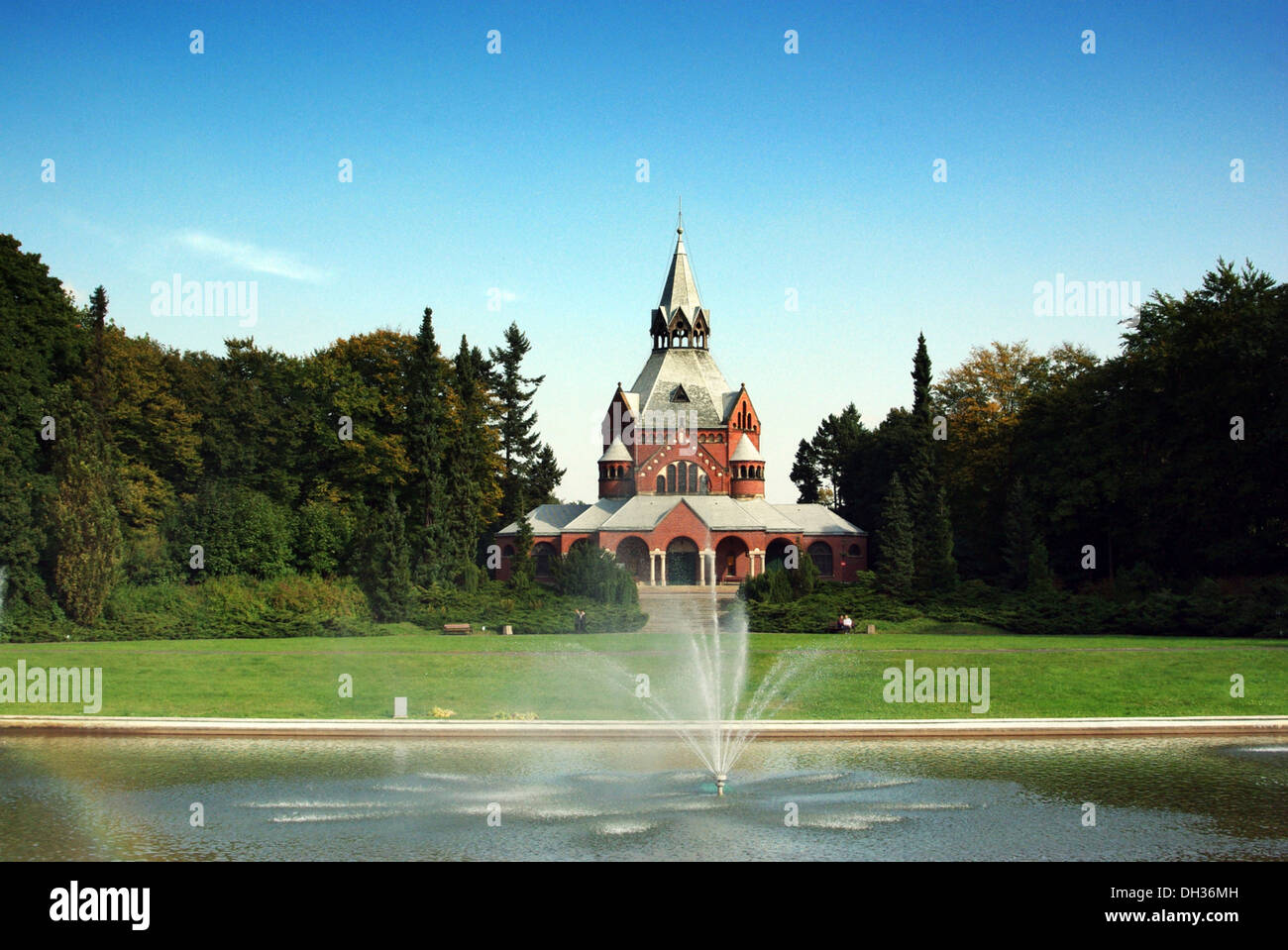 Vista sulla cappella del cimitero e fontana Foto Stock