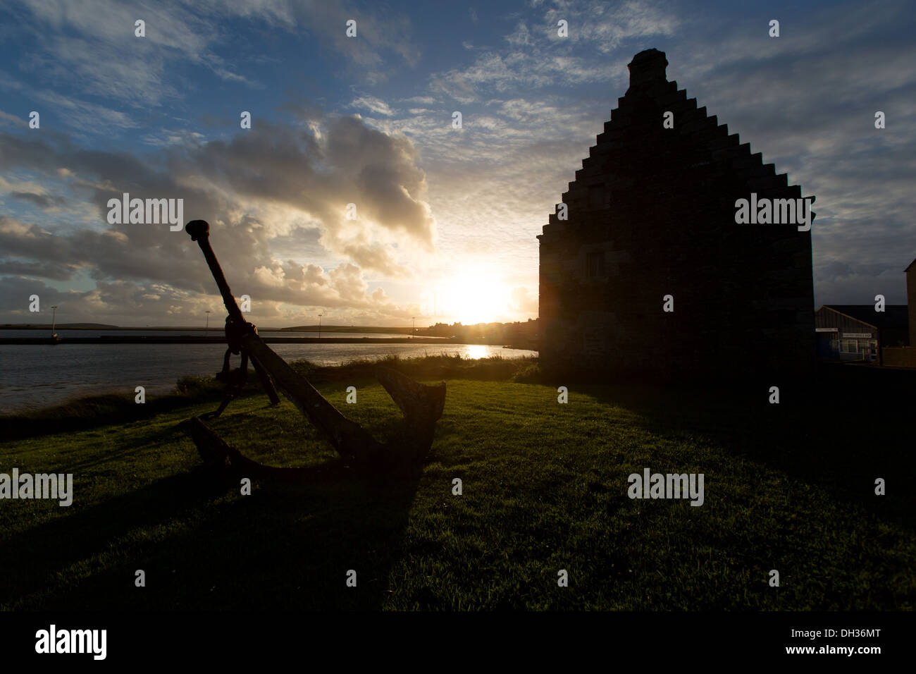 Isole di Orkney, Scozia. Vista del tramonto del tardo XVII secolo Store House a Holm sull'est di Orkney's isola della terraferma. Foto Stock