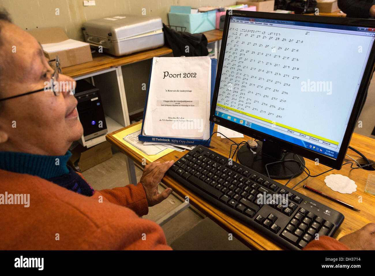 Sud Africa, Cape Town. Editor usando la tastiera del computer per immettere libri di esercizi per studenti in Braille. Athlone scuola per ciechi. Foto Stock