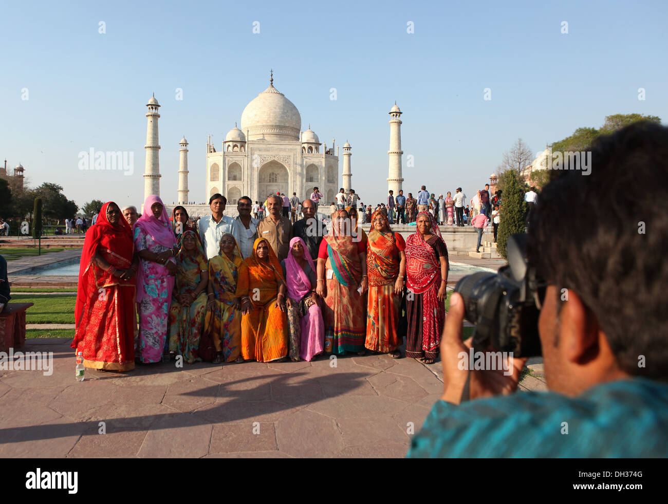 Indian turisti posano per una foto di fronte al Taj Mahal, Agra, Uttar Pradesh, India, Asia Foto Stock
