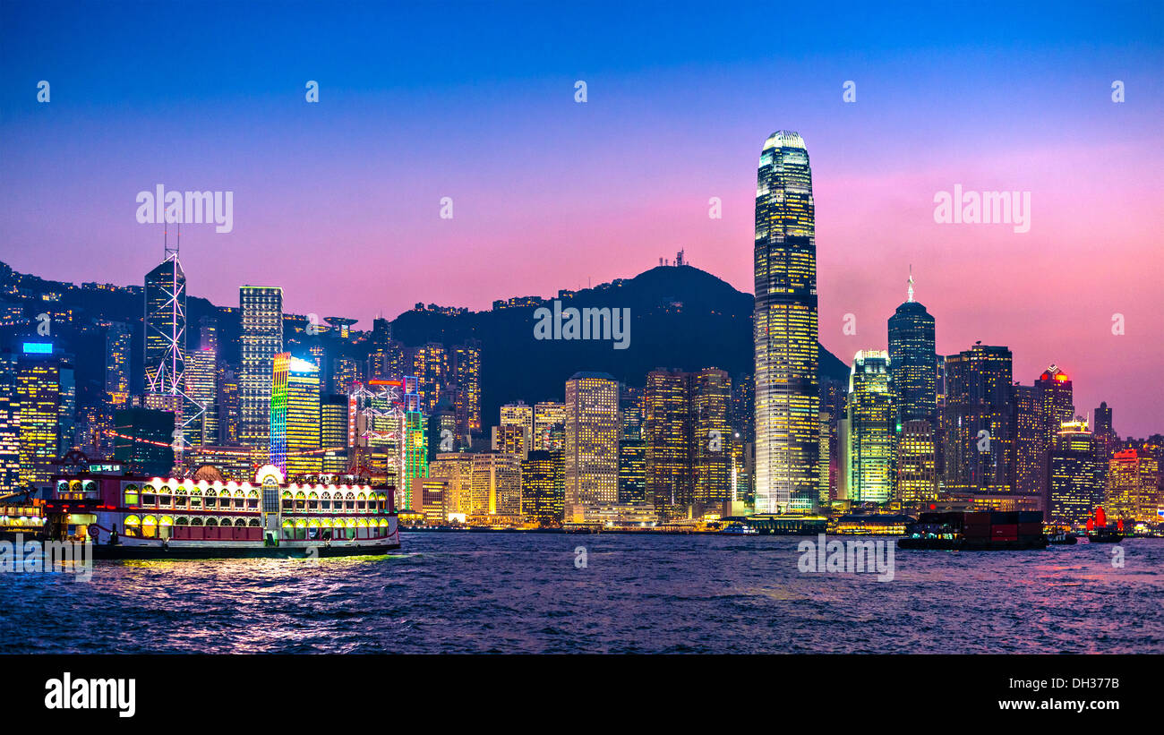 Skyline di Hong Kong al Porto di Victoria. Foto Stock