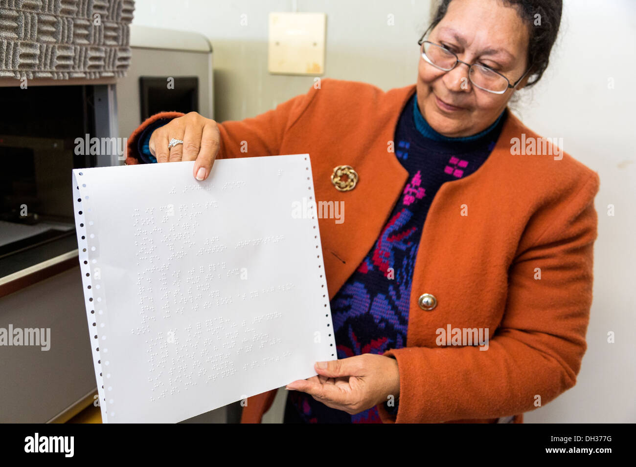 Sud Africa, Cape Town. Editor che mostra una pagina da una stampante Braille. Athlone scuola per ciechi. Foto Stock