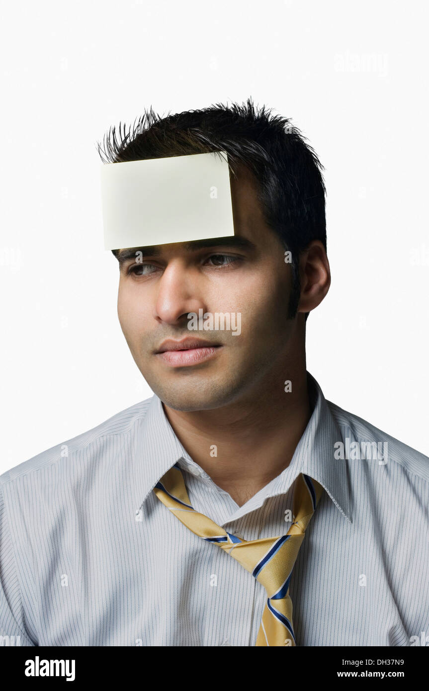 Imprenditore con un adesivo nota sulla sua fronte Foto Stock