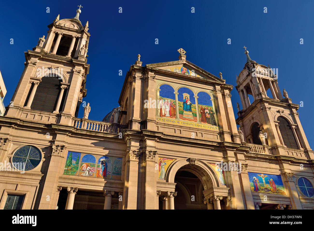 Il Brasile, Porto Alegre: la facciata della Cattedrale Metropolitana di Madre de Deus Foto Stock