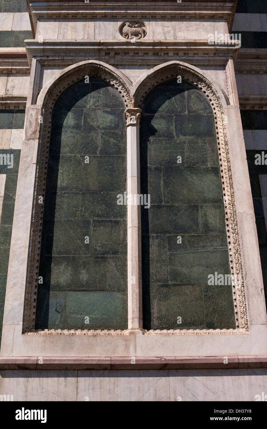 Una vista dettagliata del gotico recessi arcuati a pareti esterne del Duomo di Firenze Foto Stock