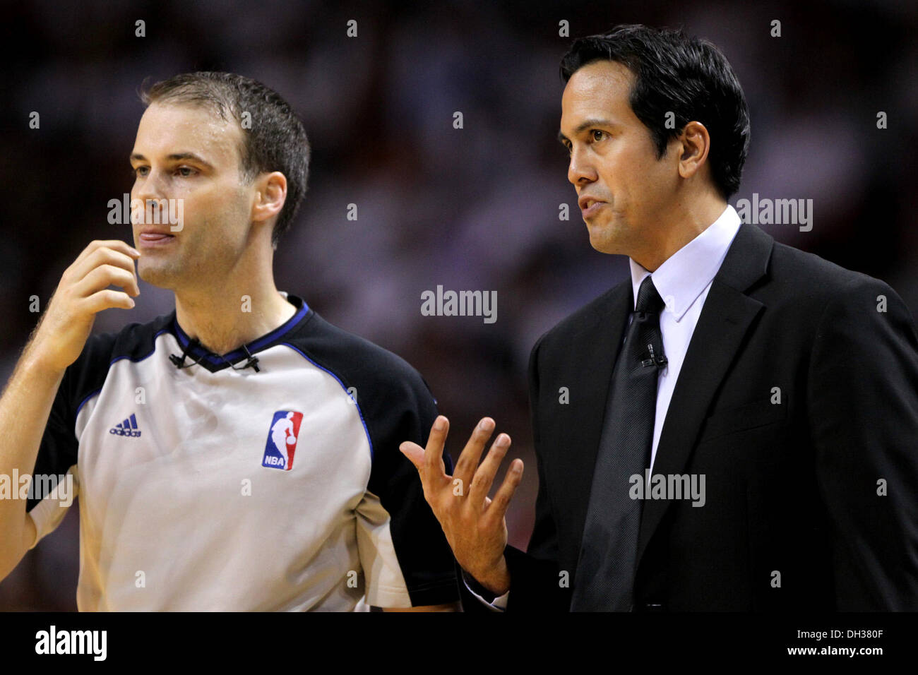 Miami, Florida, Stati Uniti d'America. 29 ott 2013. Miami Heat head coach Erik Spoelstra ha con arbitro Steve Javie (29) durante la serata di apertura della stagione 2013-14 all'AmericanAirlines Arena di Miami, Florida, Martedì, Ottobre 29, 2013. © Gary Coronado/Palm Beach post/ZUMAPRESS.com/Alamy Live News Foto Stock