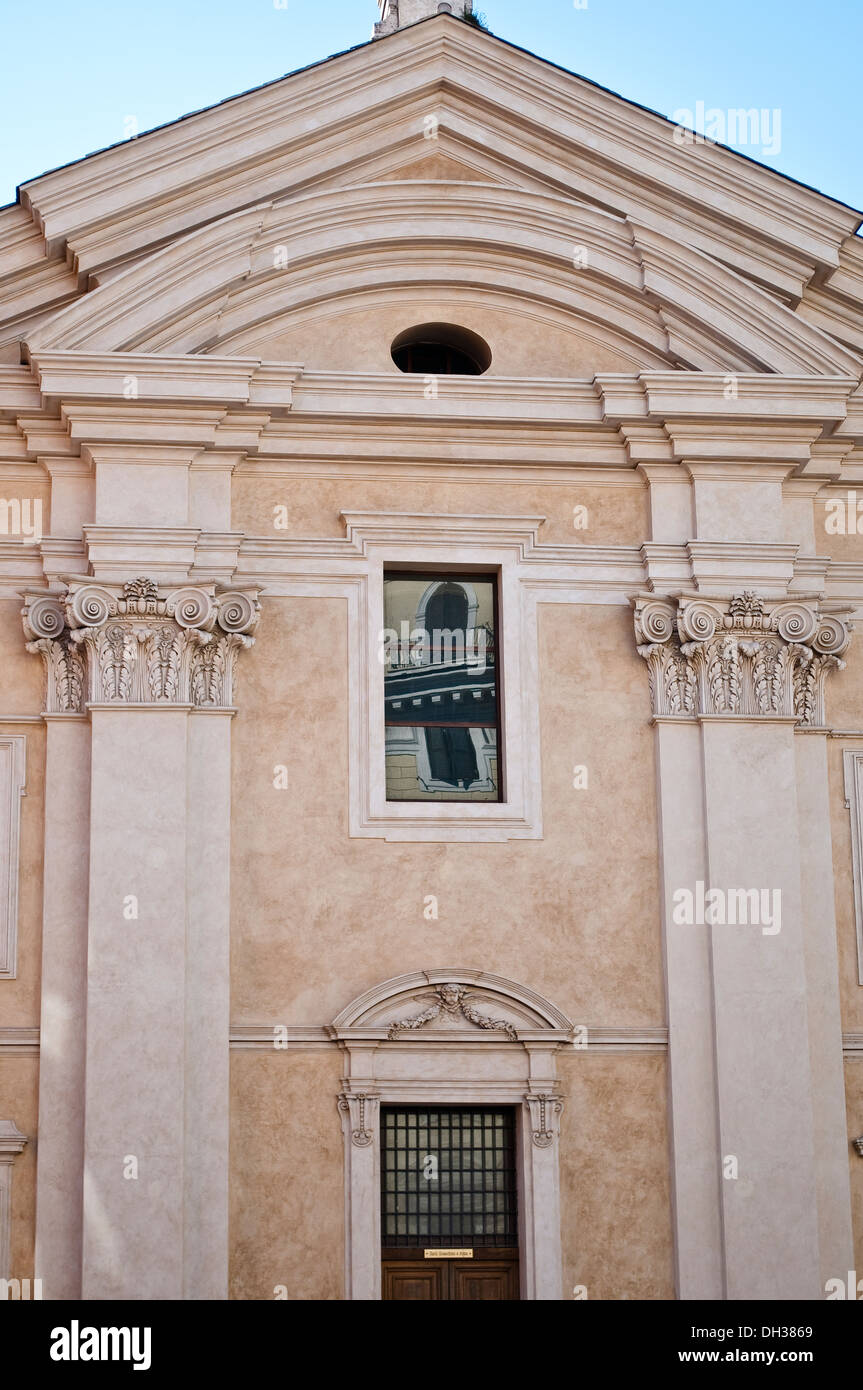 Facciata barocca con un riflesso in una finestra, Roma, Italia Foto Stock
