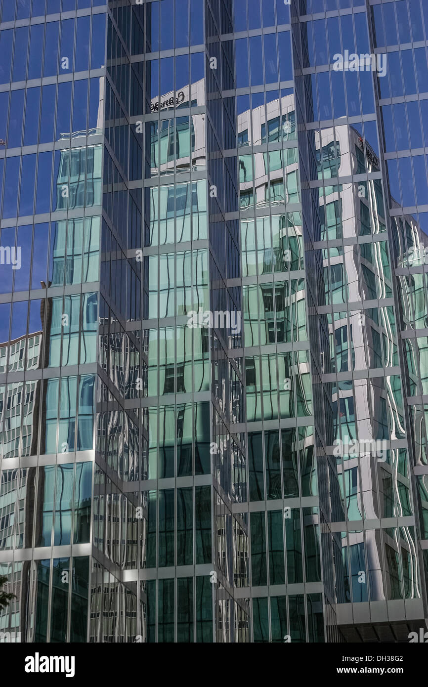 Riflessioni in ufficio moderno edificio windows, del centro cittadino di Vancouver, British Columbia, Canada Foto Stock