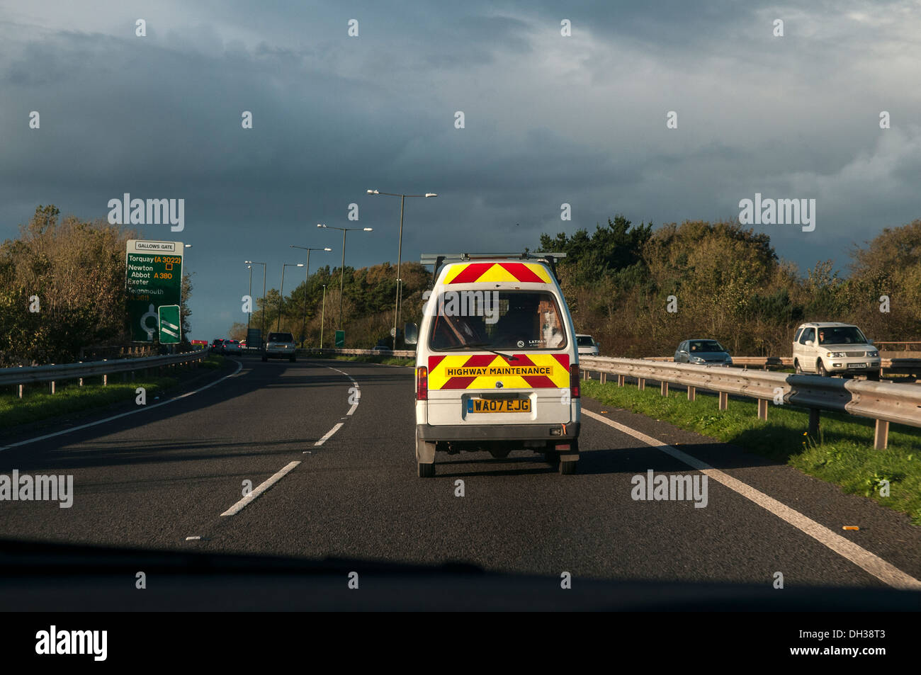 Manutenzione autostrada,autostrada, alta resurface, visibilità, isolata, street, bianco, viaggi, rosso, giallo, urban, isolamento, dispat Foto Stock