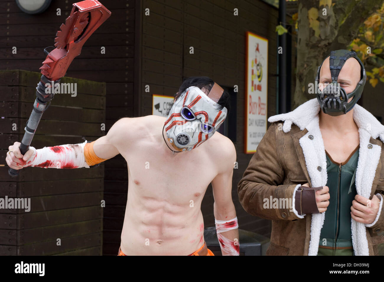 Fumetto con Londra 2013 Bane e uomo mascherato con un'ascia Foto Stock