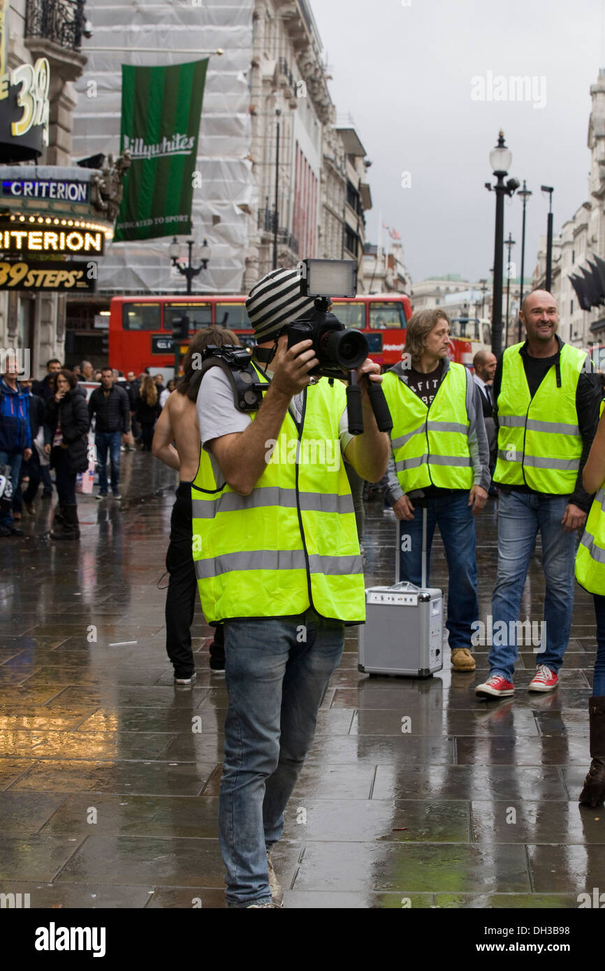 Fil Henley presentante ali di Pegasus riprese con MTV a Londra Piccadilly Circus Foto Stock