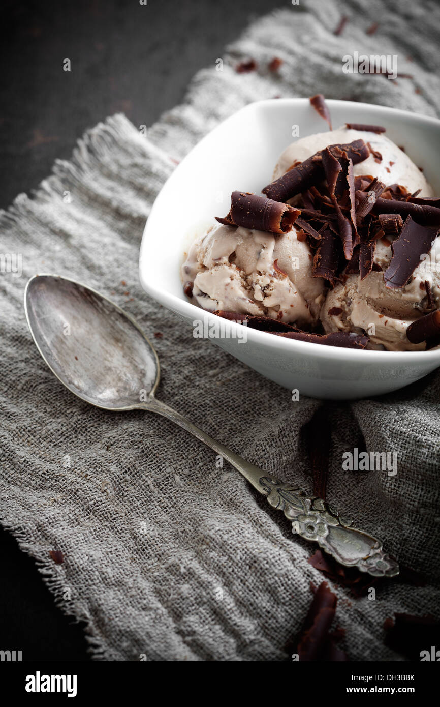 Close up in casa il gelato al cioccolato Foto Stock