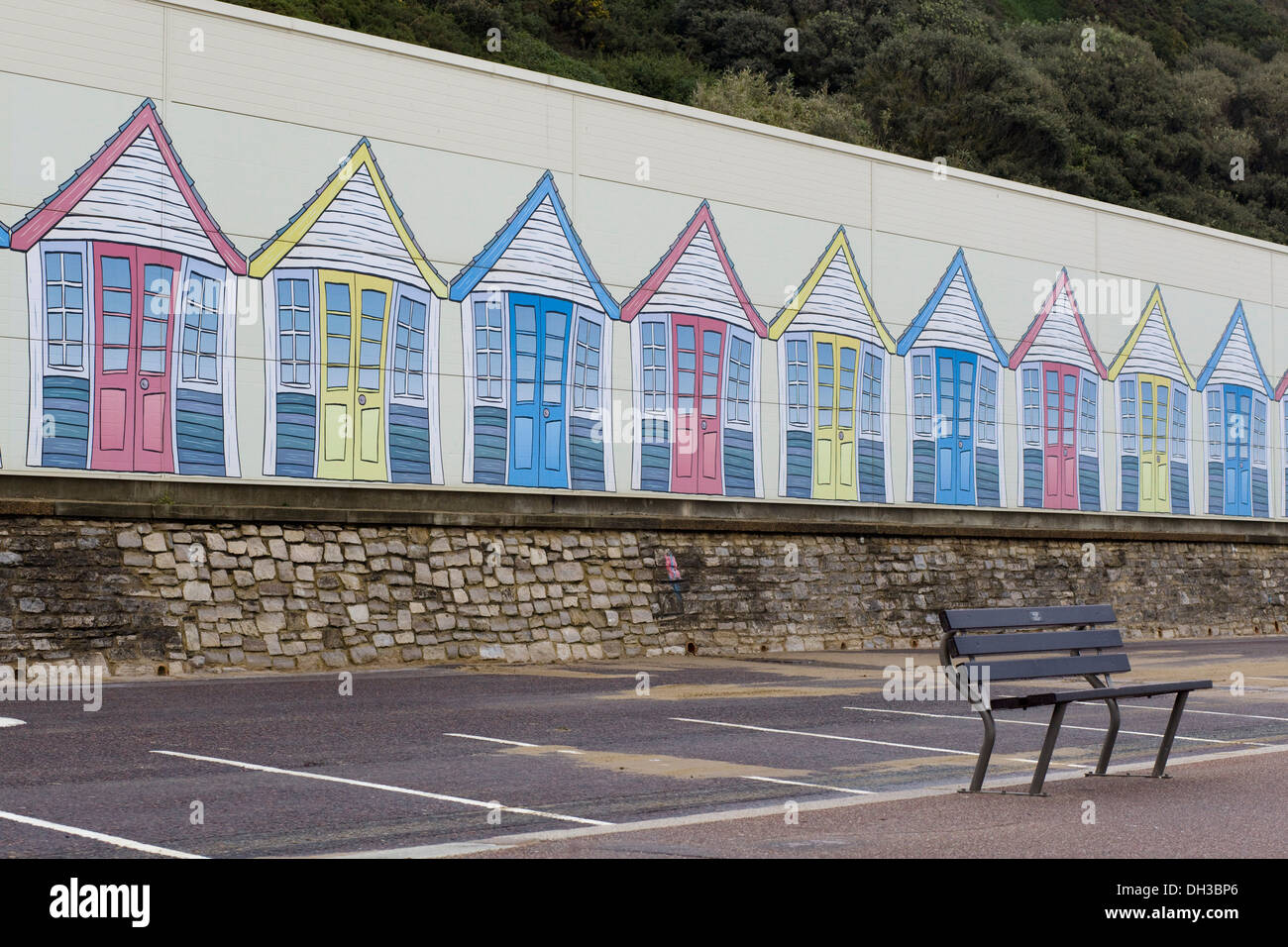 Quadri artistici di spiaggia capanne lungo la parete del mare in Boscombe Dorset Inghilterra Foto Stock