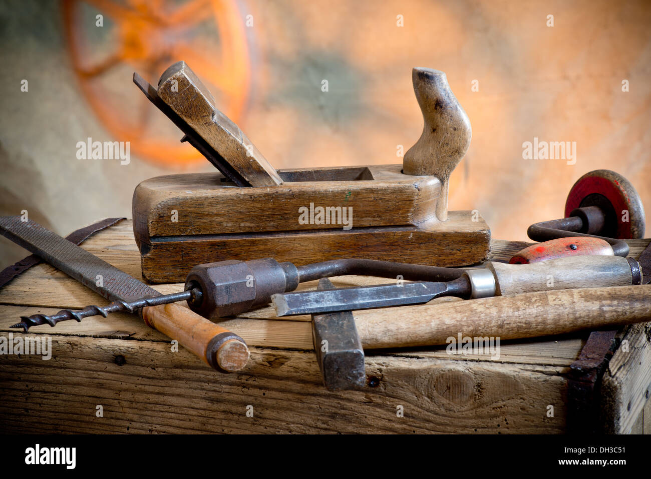 La vita ancora con il vecchio martello e attrezzi di falegnameria Foto Stock