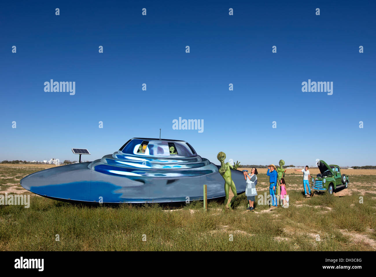 Visualizzazione stradale raffigurante un UFO, stranieri e gente locale che li accoglie al di fuori di Roswell, New Mexico. Foto Stock