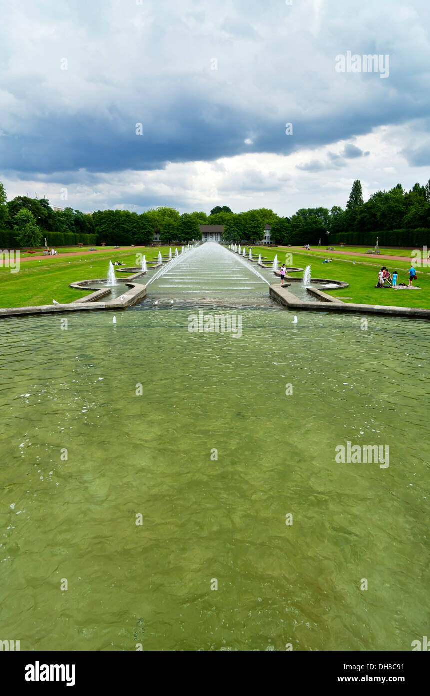 Nordpark giardino, bacini d'acqua all'entrata del parco, Duesseldorf, nella Renania settentrionale-Vestfalia Foto Stock