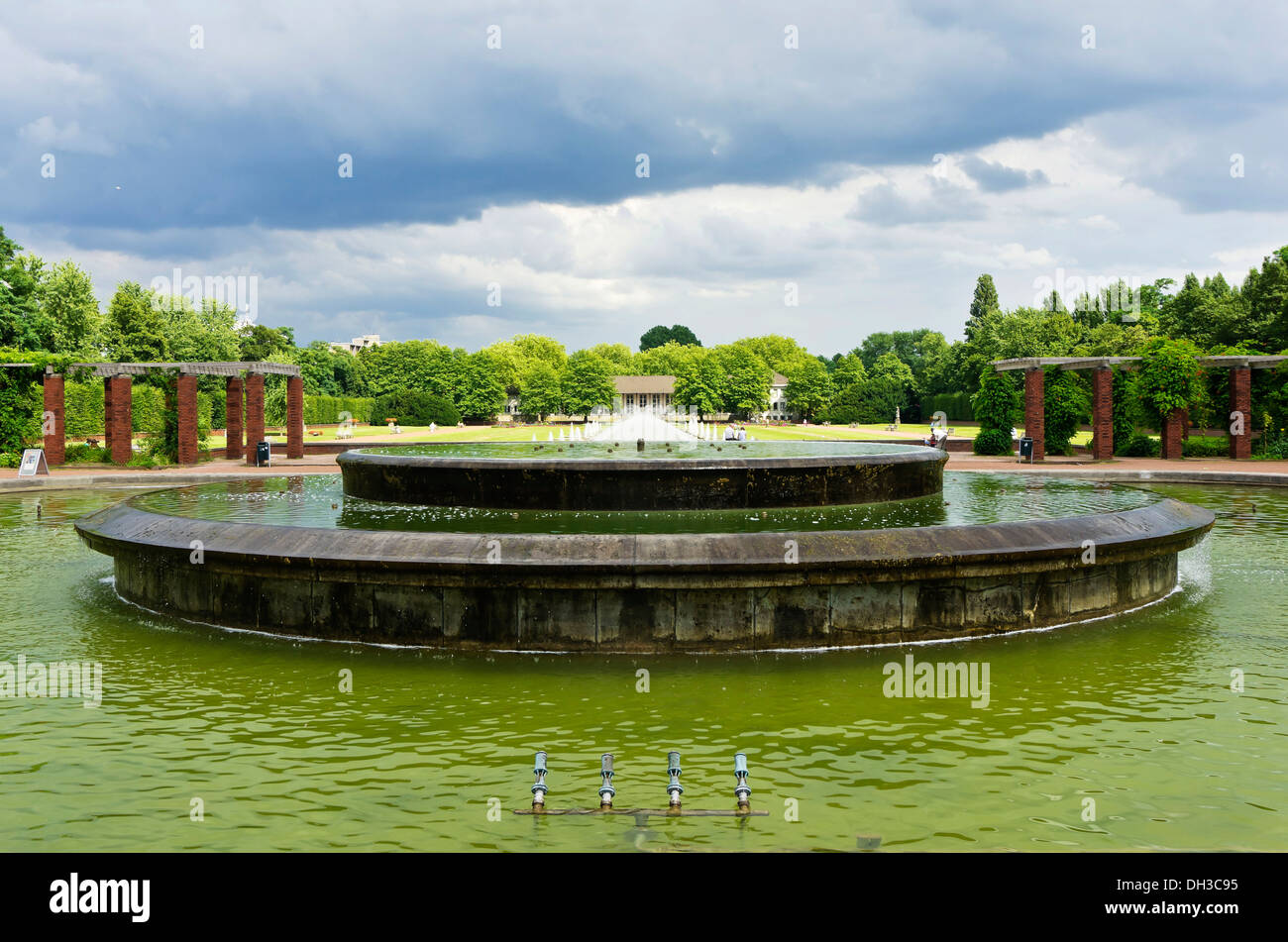 Nordpark giardino, bacini d'acqua e una fontana all'entrata del parco, Duesseldorf, nella Renania settentrionale-Vestfalia Foto Stock