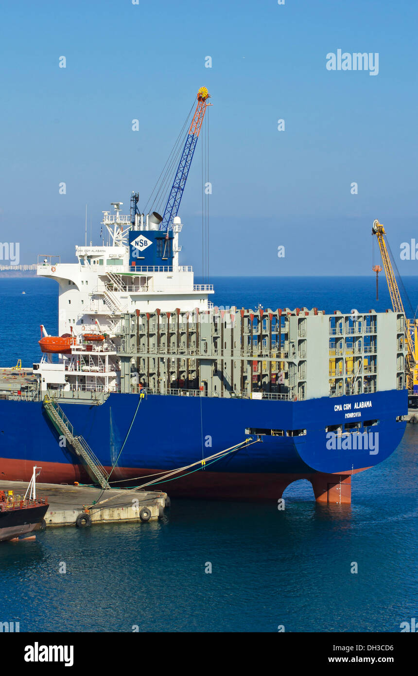 Contenitore porta con una nave portacontainer nel porto di Antalya, Riviera Turca, Turchia, Asia Minore Foto Stock