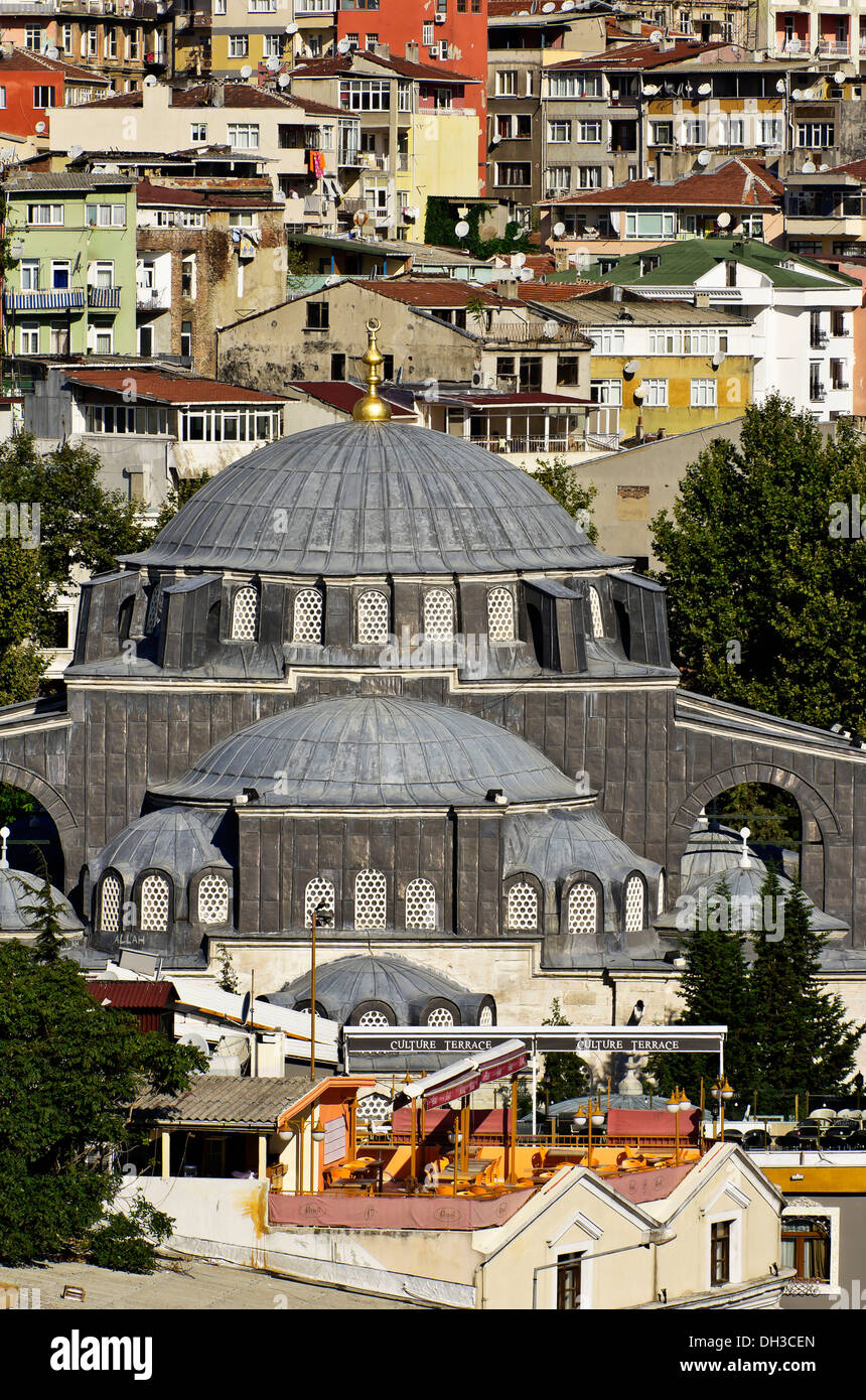 Vista di un distretto e una moschea di Istanbul, Turchia, Medio Oriente Foto Stock