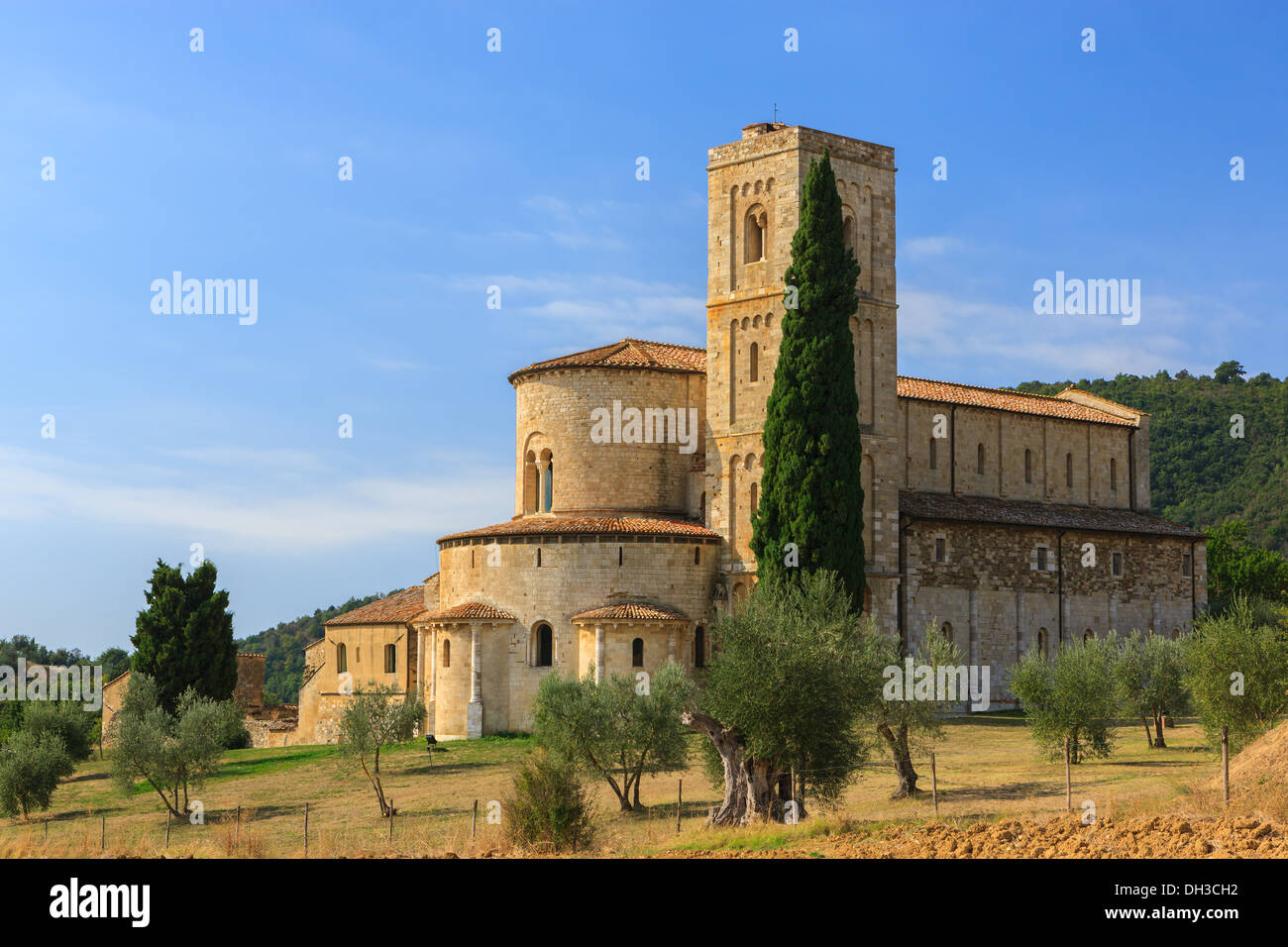 L'Abbazia di Sant'Antimo è un ex monastero benedettino nel comune di Montalcino, Toscana, Italia centrale Foto Stock