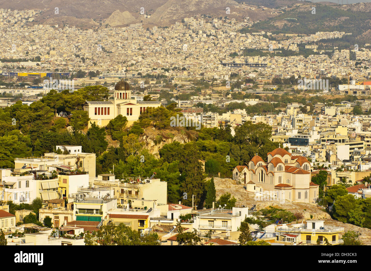 Vista dall'Acropoli di Atene, con il vecchio osservatorio nazionale di Atene e di Agia Marina in primo piano, Grecia, Europa Foto Stock