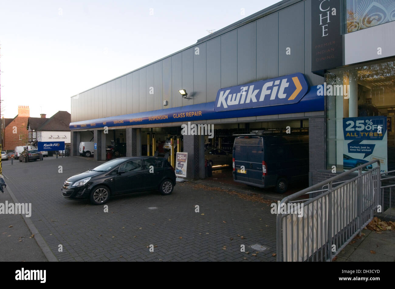 Kwik fit centro Pneumatici Pneumatici Pneumatici tryre auto automobili uk freni del freno e riparazioni auto di catena di scarico montatore national Foto Stock