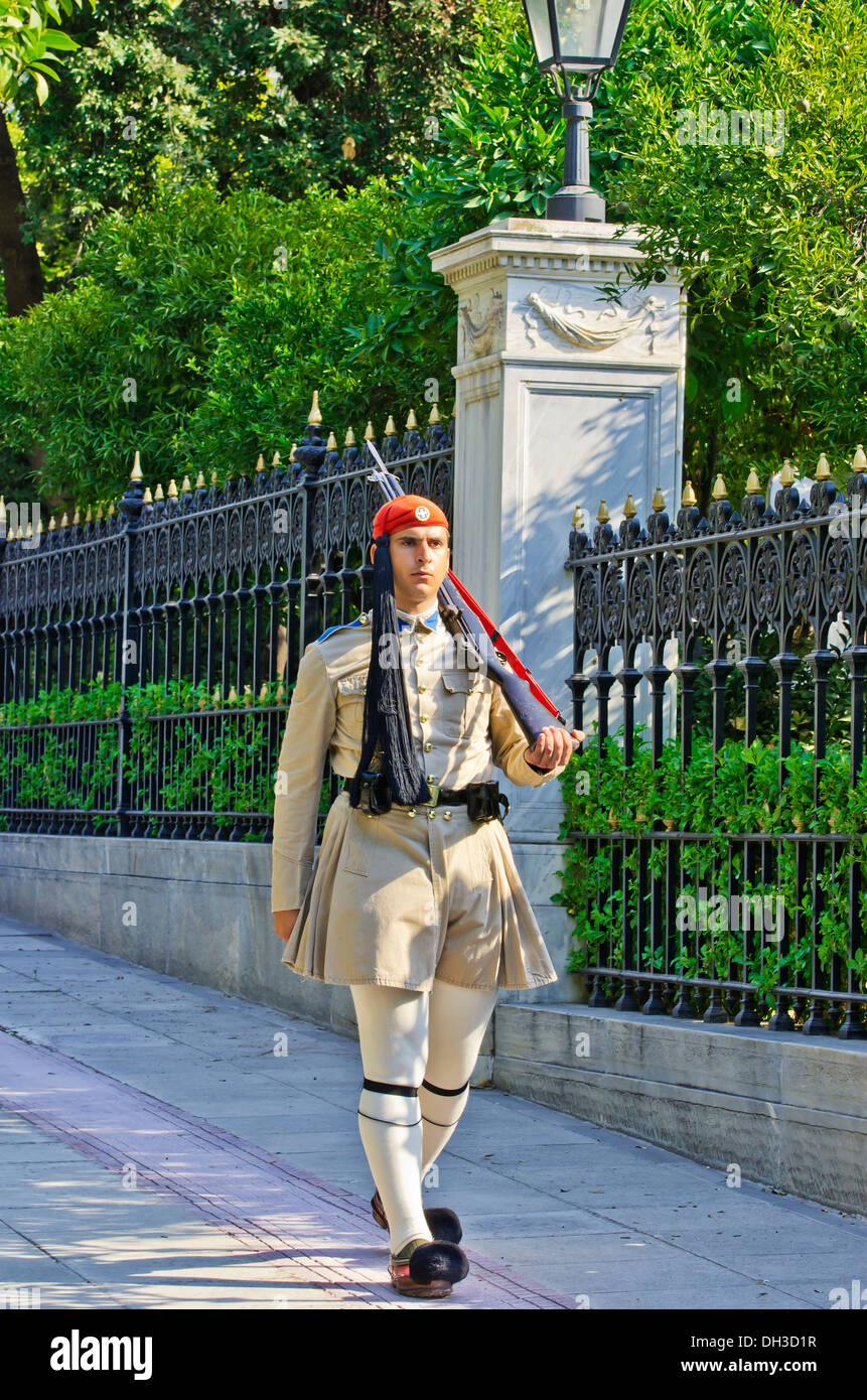 Evzone, Guardia Presidenziale, durante la fase di cambio della guardia dietro il Parlamento sulla piazza di Syntagma, Atene, Grecia, Europa Foto Stock