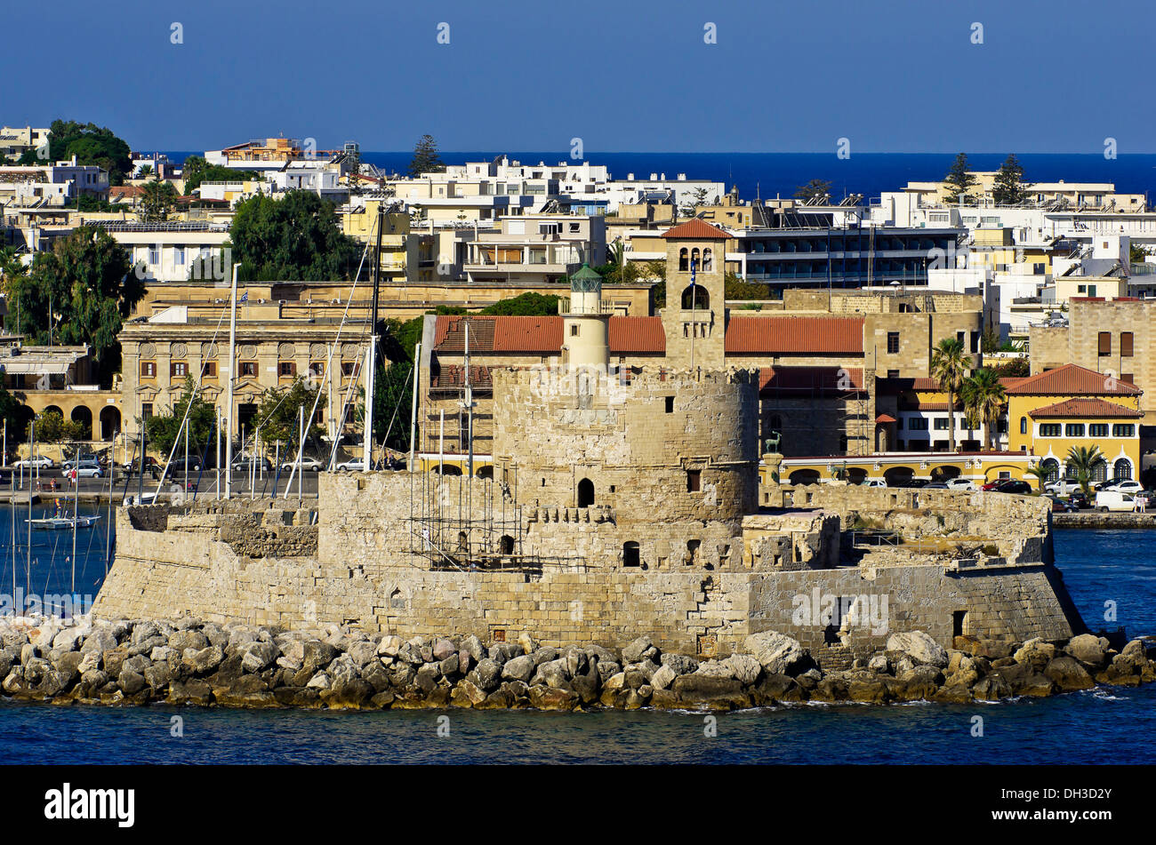 Ingresso del porto di Rodi davanti alla torre fortificata di Agios Nikolaos, Rodi, rodi Isola, Dodecaneso, Grecia Foto Stock