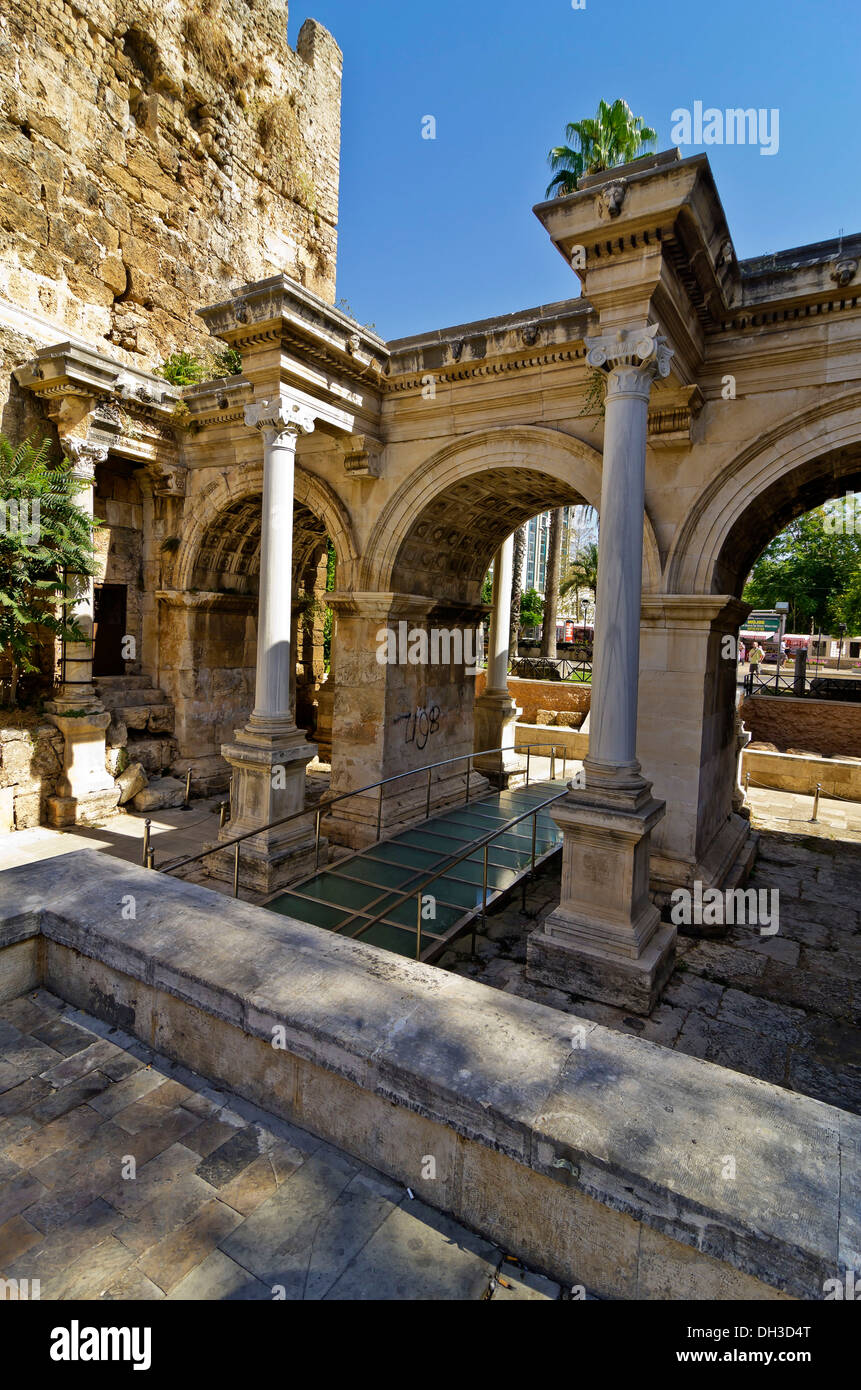 La Porta di Adriano o Porta di Adriano, in onore dell'imperatore romano Adriano, costruita nel 130 D.C. Kaleici district, Kaleiçi, Antalya Foto Stock