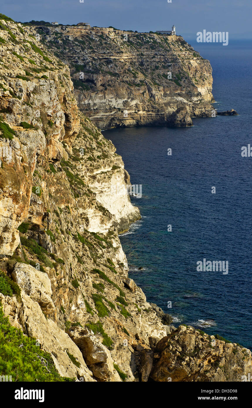 Rupi costiere con un faro di Cabo Blanco, Tolleric, Maiorca, isole Baleari, Spagna Foto Stock