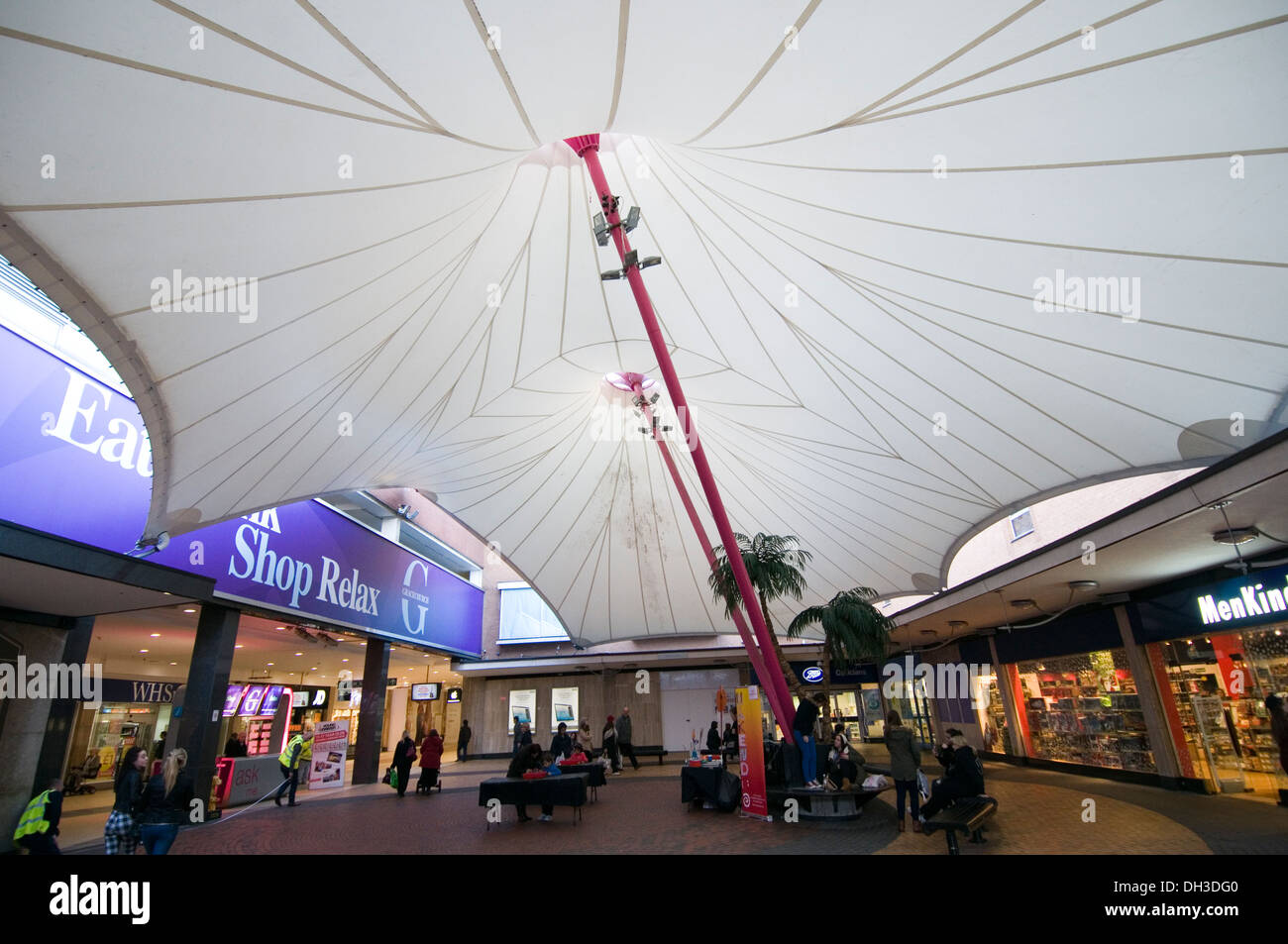 Sutton Coldfield centro shopping mall uk modernizzato precinct negozi negozio high street highstreet rivenditore al dettaglio rivenditori ret Foto Stock