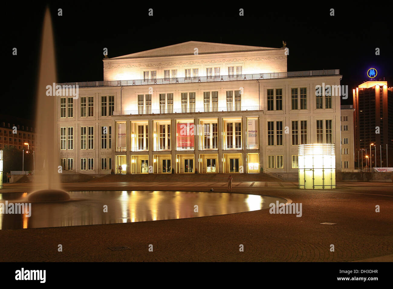 Opera House, Augustusplatz quadrato con una fontana, scena notturna, Lipsia, Leipzig, in Sassonia, Germania Foto Stock