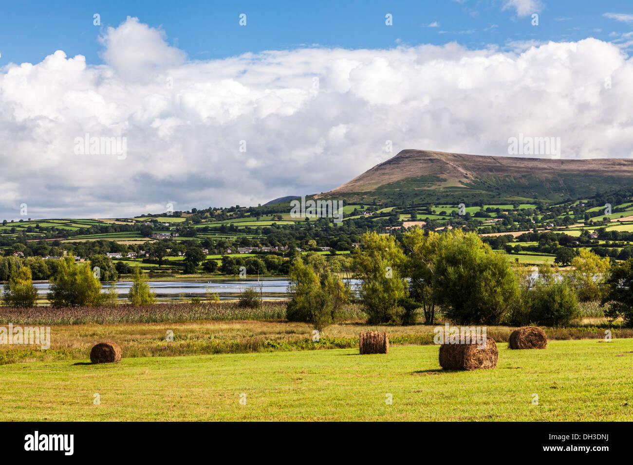 Vista del Brecon Beacons oltre il lago Llangorse. Foto Stock