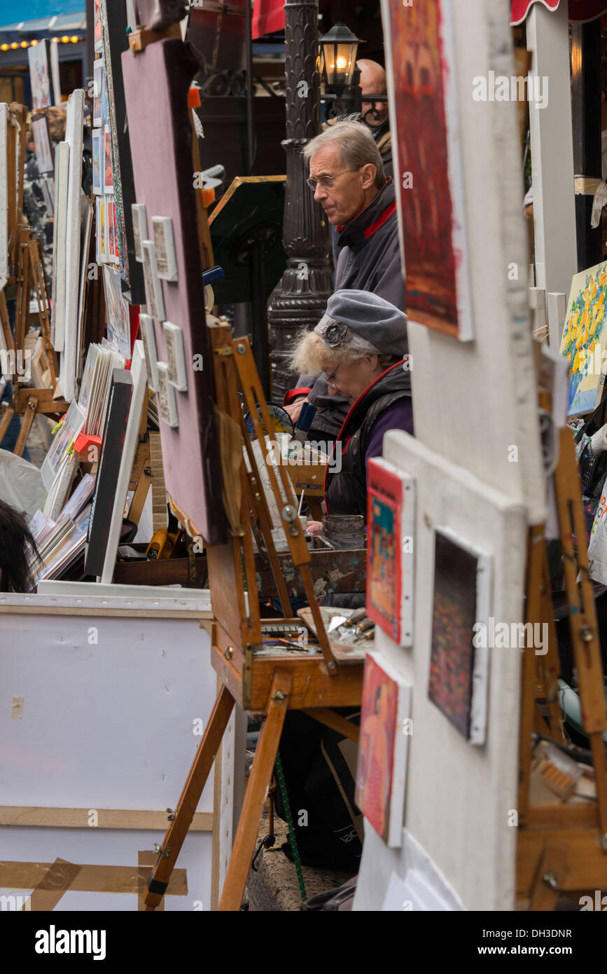 Gli artisti al lavoro nell'iconico Place du Tertre, Montmartre, Parigi Foto Stock